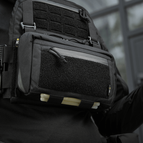 M-Tac Admin Pouch Large Elite Gen.II kiinnitetty reppuun; valmistettu Cordura 500D:stä AquaGuard-vetoketjulla ja Velcro-paneelilla patcheille.