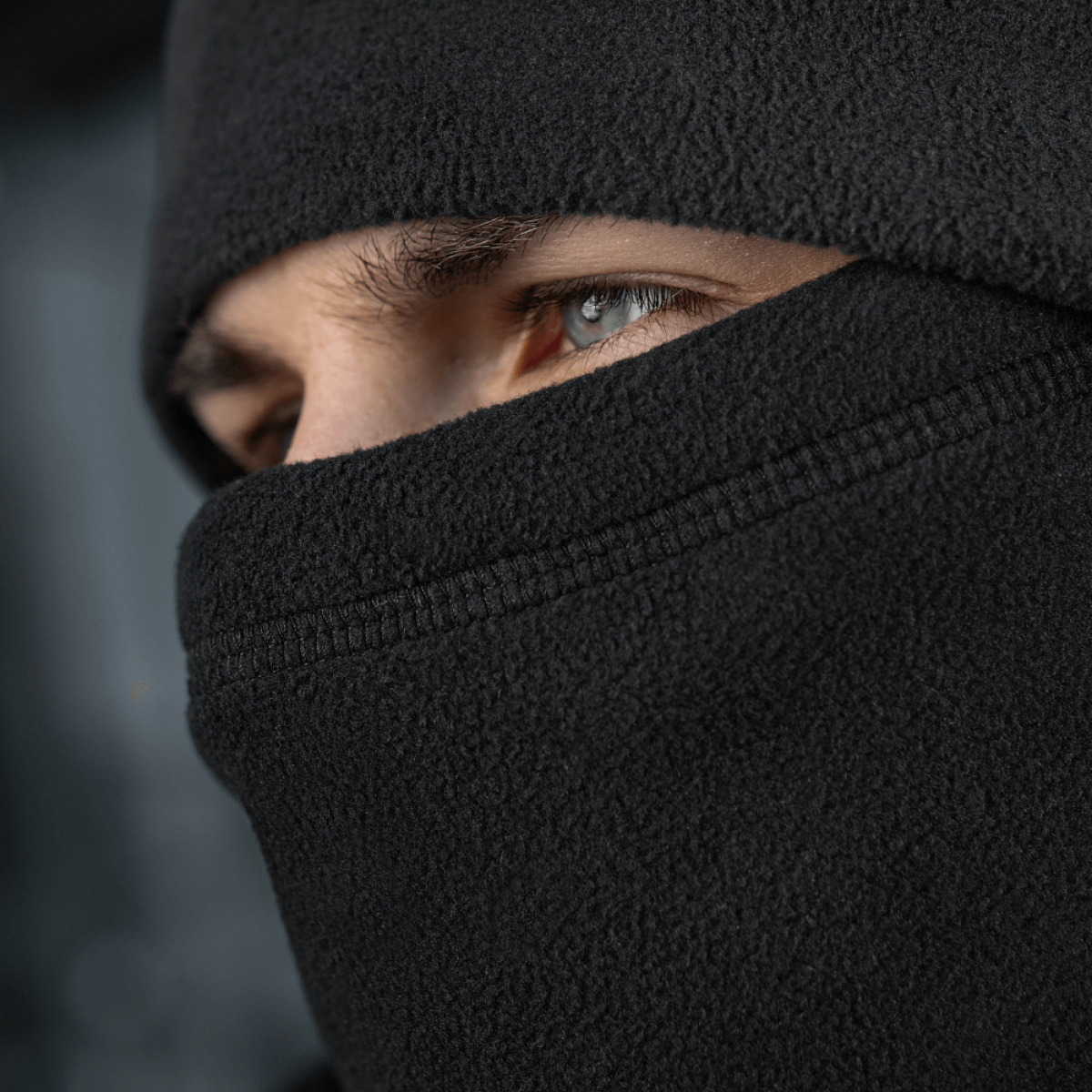 Mand iført M-Tac Anatomisk Snood Justerbar Elite Fleece (320 g/m²) som balaclava, viser øjne og fleece tekstur