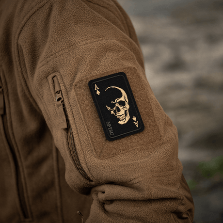 M-Tac Patch Face of War (Broderi) kirjailtu Cordura 500D:hen kalloaiheella, innoittunut Vietnamista, kiinnitys Velcrolla takissa.