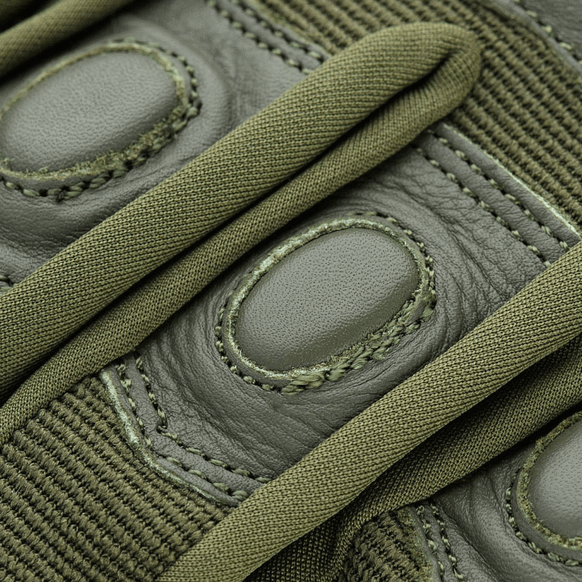 Close-up af M-Tac Handsker Assault Tactical Mk.4 viser forstærket læderhåndflade og kno-pads for non-slip greb i alle vejrforhold.