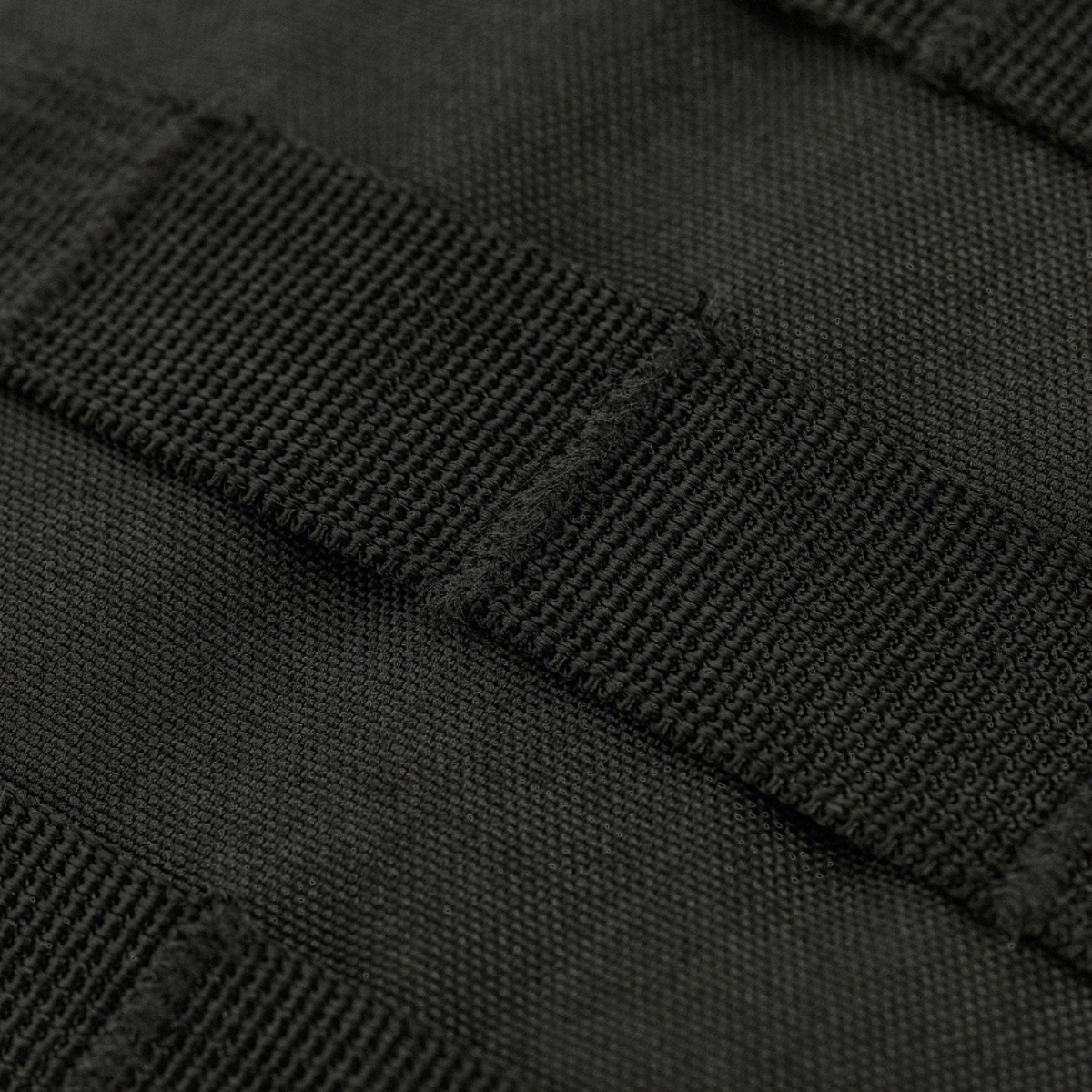 Detaljeret billede af M-Tac Assistant Taske med MOLLE-paneler til ekstra udstyr. Kompakt enkeltsele-rygsæk i robust 600D materiale.