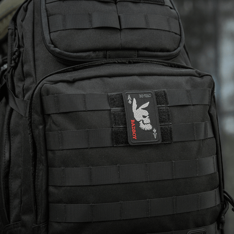 M-Tac Patch Bad Boy (Broderi) repussa Cordura 500D:ssä, ace of spades -motiivi ja jäniksen kallo, symboloi vapautta ja rohkeutta. Kiinnitys Velcro.