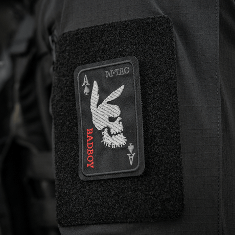 M-Tac Patch Bad Boy (Broderi) vaatteissa, kirjailtu jäniksen kallon ja ace of spades -motiivin kanssa, kiinnitetty Velcrolla, symboloi vapautta ja rohkeutta.