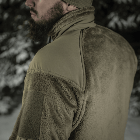 Person iført M-Tac Battle Fleece Polartec Jakke til hverdagsbrug i militæret