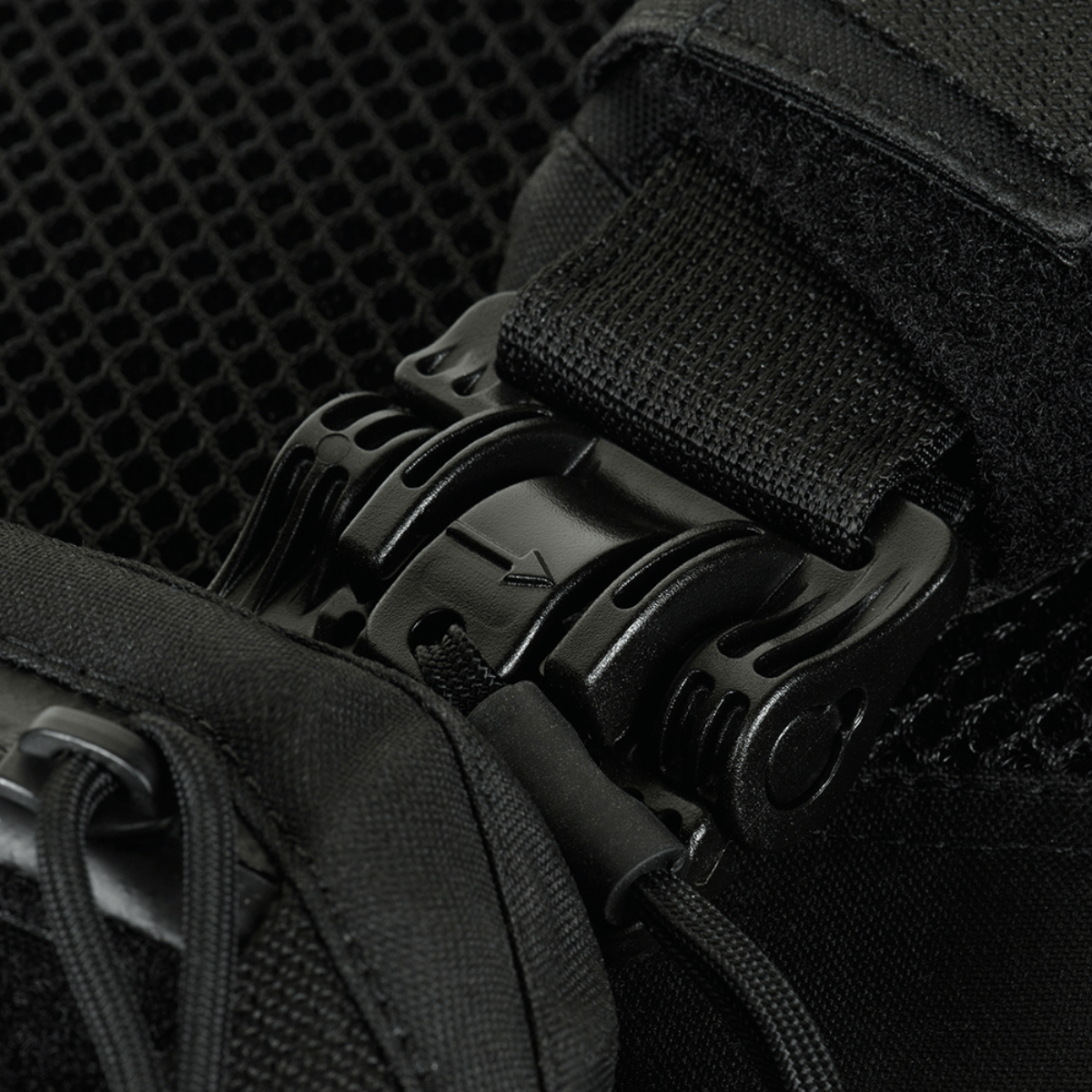 Nærbillede af M-Tac Plate Carrier Cuirass FAST QRS Gen.II med hurtig-lås ROC på skulderstrop. Slidstærk Cordura 500D.