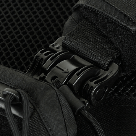 Lähikuva M-Tac Plate Carrier Cuirass FAST QRS Gen.II: ROC-pikasolki olkahihnassa, Cordura 500D.