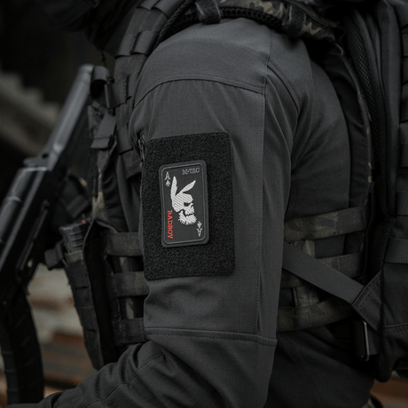 M-Tac Patch Bad Boy (Broderi) ace of spades -kirjailtu muotoilu, symboloi karismaa ja rohkeutta, kiinnitetty mustaan takkiin Velcrolla.