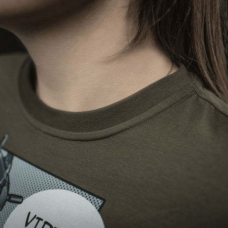 Nærbillede af M-Tac T-Shirt Comics Drone Girl med drone-print, der viser støttemand til ukrainske droneoperatører, i blødt materiale.