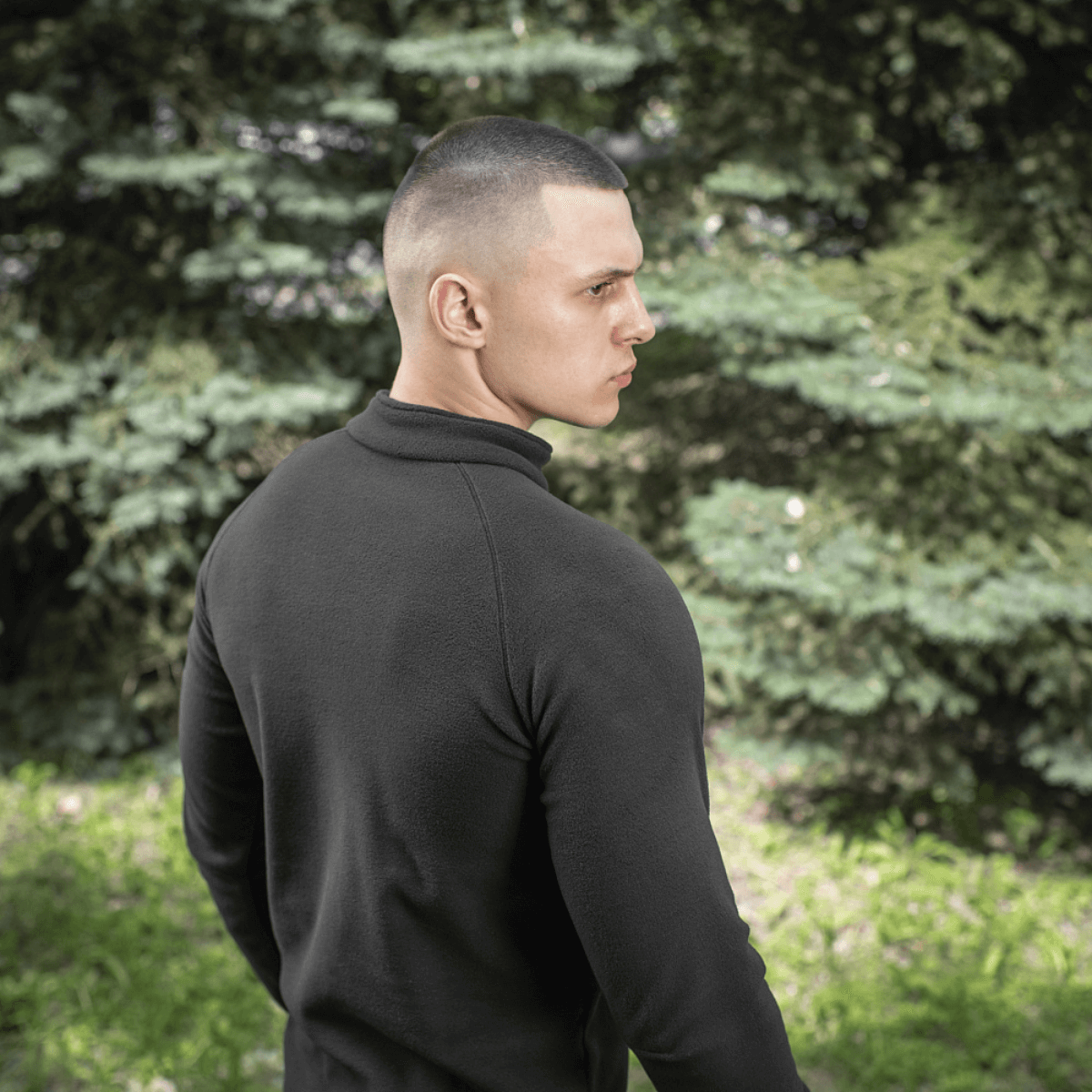 Mand iført M-Tac Delta Polartec Raglan Jakke udendørs