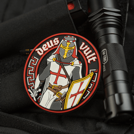 M-Tac Deus Vult 3D PVC patch, temppeliritari-aihe, sopii sotilaskäyttöön, airsoftiin ja ulkoiluun. Velcro-kiinnitys mukana.