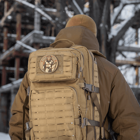 M-Tac Deus Vult 3d PVC-patch kiinnitetty taktiseen reppuun, en talvinen maisema