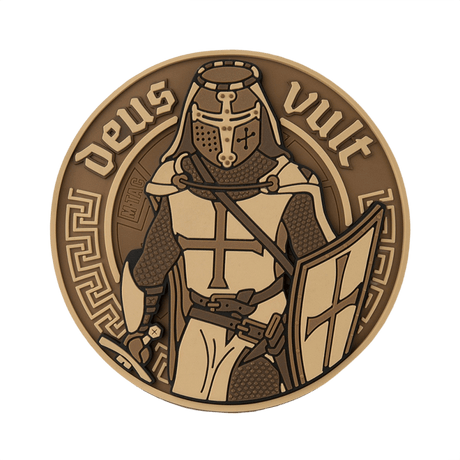 M-Tac Deus Vult 3D PVC patch ruskeana, ritari-aihe ja teksti 'Deus Vult' 3D-muotoilulla, sopii sotilaskäyttöön ja ulkoiluun.