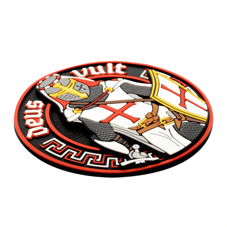 M-Tac Deus Vult 3D PVC-patch ritarikuvalla ja tekstillä 'Deus Vult'. Taktinen moraalitarra, helppo kiinnittää vaatteisiin tai varusteisiin.