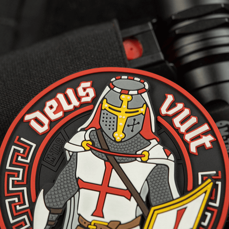 M-Tac Deus Vult 3D PVC patch 3D-muotoilulla, ritari-aihe ja teksti 'Deus Vult', kiinnitys Velcrolla taktiseen varustukseen. Halkaisija: 80 mm.