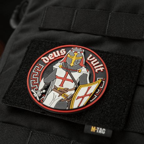 M-Tac Deus Vult 3d PVC-patch mustassa laukussa, esittää ritarin tekstillä 'Deus Vult', kiinnitetty Velcrolla.