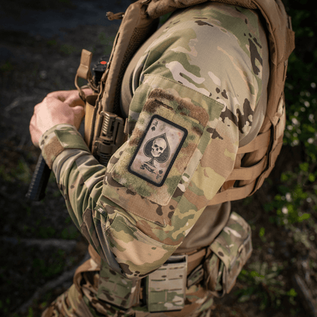 M-Tac Patch Ace of Spades moraalimerkki kalloaiheella, kiinnitetty univormuun, korostaa taistelutahtoa ja tyyliä. Cordura 500D, 87x54 mm, Velcro.