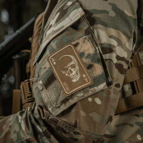 M-Tac Patch Face of War (Broderi) kirjailtu kallokuvio ace of spades -kortissa, Cordura 500D, kiinnitetty Velcrolla maastovaatteeseen.