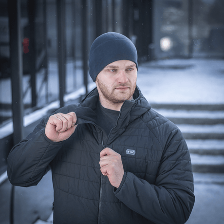 Mand iført M-Tac Fleece Watch Cap Light Polartec hue om vinteren