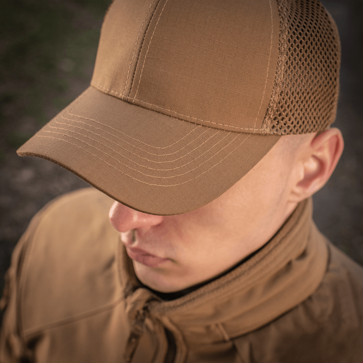 M-Tac Mesh Flex Ripstop Baseball Cap i brug, viser holdbarhed og ventilation med ripstop front og mesh-paneler til udendørs brug
