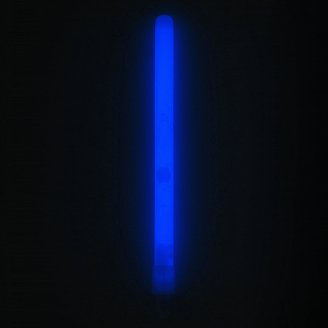 M-Tac Glow Stick 15 cm loistaa sinisenä, itsenäinen valonlähde pimeään, turvallinen ja myrkytön, täydellinen merkintään ja signalisointiin.