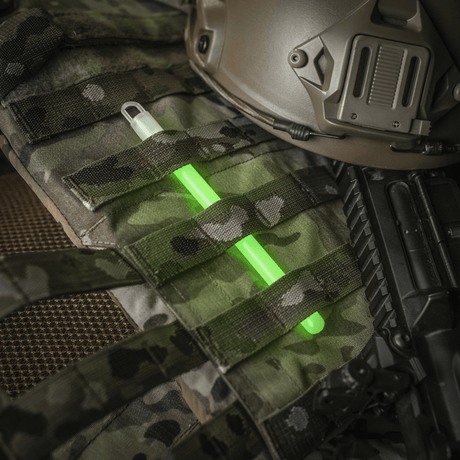 M-Tac Glow Stick 15 cm sijoitettuna sotilasvarusteisiin, myrkytön ja monikäyttöinen valotikku turvallisuus- ja hätätilanteisiin.