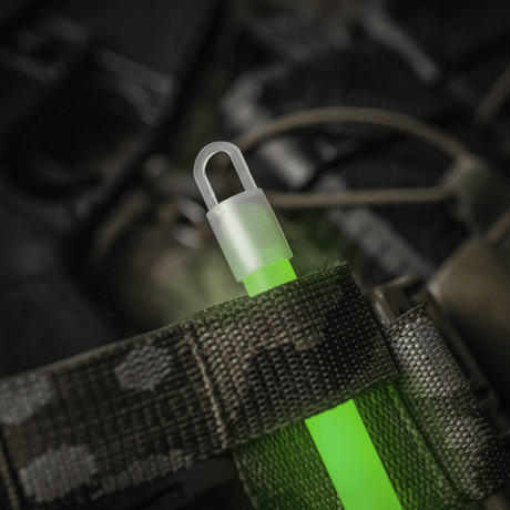 M-Tac Glow Stick 15 cm käytössä merkintään, täydellinen pimeisiin ympäristöihin ja signalisointiin, jopa 24 tunnin valaisu.