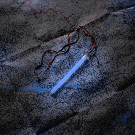 M-Tac Glow Stick 15 cm kortilla, ihanteellinen pimeiden alueiden valaisuun ja pitkäkestoiseen säilytykseen hätätilanteissa.