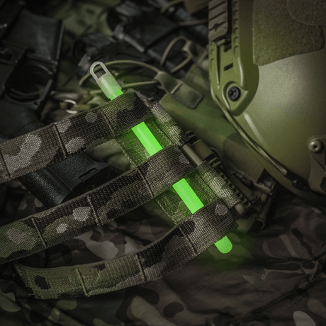 M-Tac Glow Stick 15 cm kiinnitettynä kamuflaasivarusteisiin pimeässä ympäristössä.