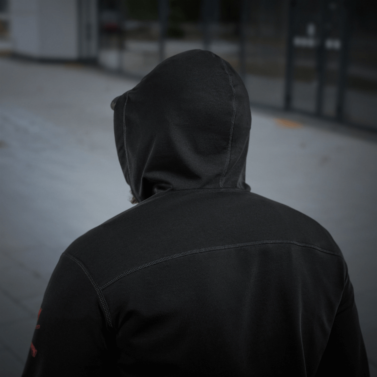 M-Tac Hoodie Freedom set bagfra, viser justerbar hætte på sort design. Perfekt til aktivt friluftsliv og hverdagsbrug. Bomuld og elastan.