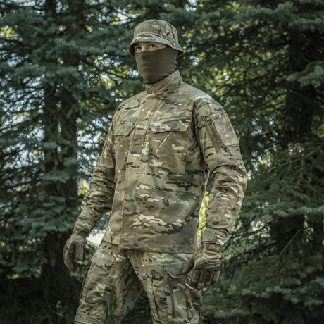 M-Tac Jakke Sturm Gen.II NYCO Extreme i Multicam til taktisk og udendørs brug, med åndbart og slidstærkt materiale, set i skovmiljø.