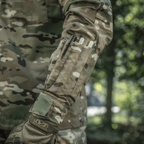 Detaljer af M-Tac Jakke Sturm Gen.II NYCO Extreme med penne-lommer i Multicam camouflage til taktisk brug.