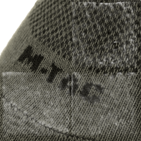 Close-up af M-Tac Let Sommersokker i åndbart materiale til løb og sport, 85% bomuld, ergonomisk designet.