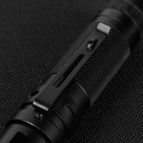 M-Tac Taskulamppu A180 säädettävällä suunnalla ja magneettikiinnityksellä, lähikuva sivusta. Alumiini, LED CREE XPG2, 140 lumenia, 129 mm x 21 mm, 81 g.