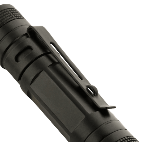 Lähikuva M-Tac-taskulampusta P21 mustasta alumiinista, kompakti muotoilu, sopii EDC-settiin. Cree XR-E P4-WC -LED, jopa 130 lumenia, AA-paristokäyttö.