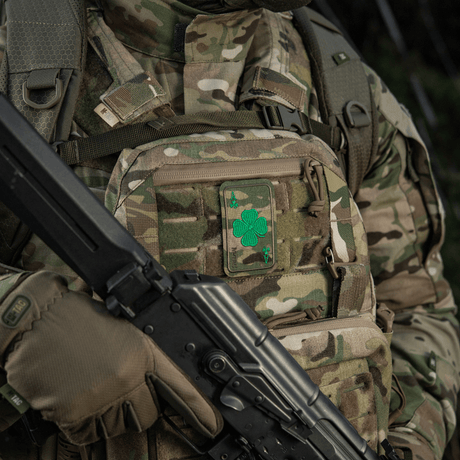 M-Tac Patch Lucky Card (brodeerattu) maastotakissa, kirjailtu apilanlehti, kiinnitetty Velcrolla, Cordura 500D, symboloi onnea ja suojaa.