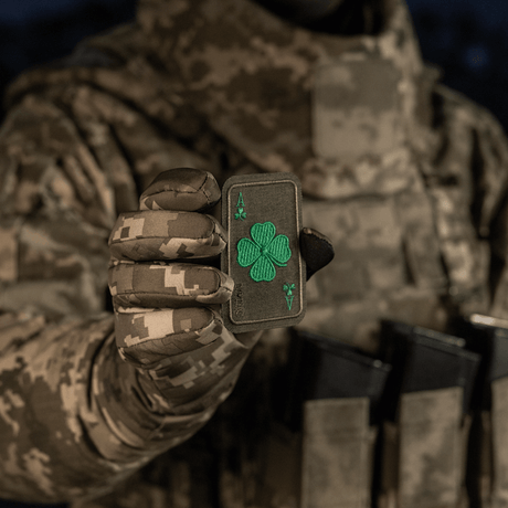 M-Tac Patch Lucky Card (brodeerattu) Cordura 500D:ssä apilanlehdellä, pidetään kädessä. Täydellinen vaatteille, laukkuille tai varusteille.