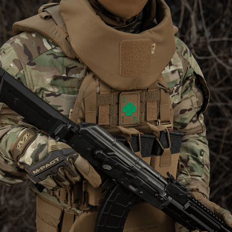 M-Tac Patch Lucky Card (brodeerattu) sotilasvarusteessa, kirjailtu apilanlehti Cordura 500D:ssä, symboloi onnea ja suojaa.