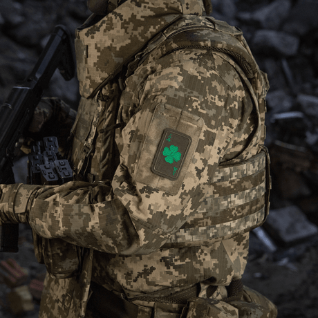 M-Tac Patch Lucky Card (brodeerattu) Cordura 500D:ssä kirjailulla apilanlehdellä, symboloi onnea ja suojaa, kiinnitetty vaatekappaleeseen.