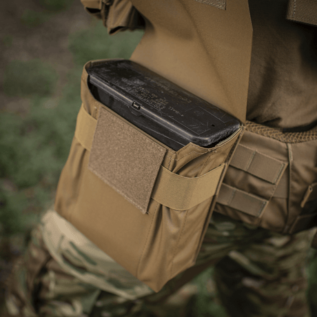 M-Tac-tasku M249 Cartridge Box Closed käytössä, kiinnitetty sotilasvarusteeseen, Cordura 500D-materiaalia