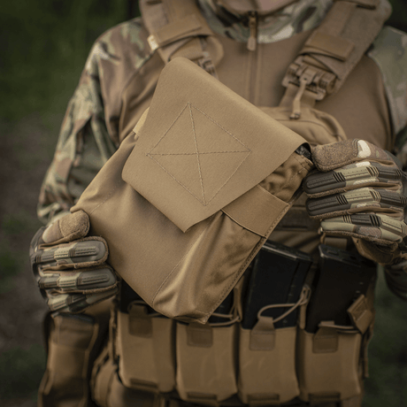 M-Tac-tasku M249 Cartridge Box Closed käytössä, kiinnitetty kuminauhalla ja Velcrolla, kantaja tehtävässä