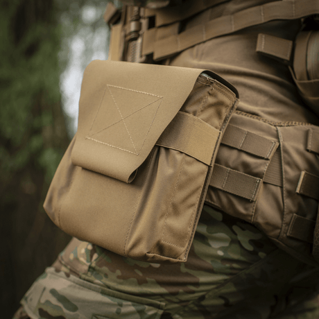 M-Tac-tasku M249 Cartridge Box Closed kiinnitettynä maastopukuun