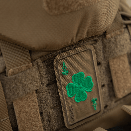M-Tac Patch Lucky Card (brodeerattu) Cordura 500D:ssä kirjailulla apilanlehdellä, Velcro-kiinnitys, kestävä vaatteille ja varusteille, 8x5 cm.