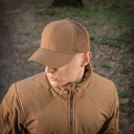 Mand iført M-Tac Mesh Flex Ripstop Baseball Cap i udendørs miljø, fremhæver kasketens holdbarhed og ventilation.