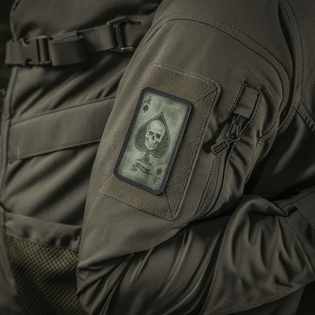 M-Tac Patch Ace of Spades moraalimerkki takissa, näyttää pataässän kallo-symbolilla. Koko: 87 x 54 mm, Cordura 500d, kiinnitys velcrolle