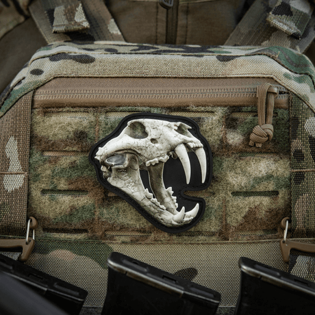 M‑Tac Patch Old Tiger PVC 3D-efektillä kiinnitettynä maastokuvioituun laukkuun.