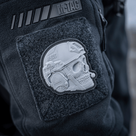 M-Tac Patch Operator 3D PVC takissa realistisella muotoilulla, Velcro-kiinnitys, sopii moraalimerkiksi. Koko noin 6 x 7 cm.