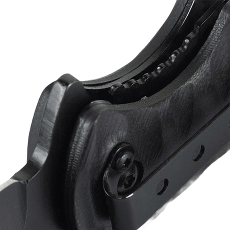 M-Tac Outdoor & Militær taittoveitsi - Type 4, lähikuva kahvasta ja lukitusmekanismista, kulutusta kestävä G10-komposiittimateriaali.
