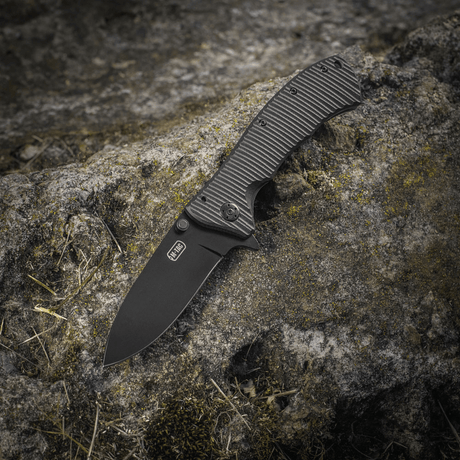 M-Tac Outdoor & Militær Type 7 kalliolla, kevyt muotoilu, mustapinnoitettu 5Cr15MoV-terä ja frame-lock.