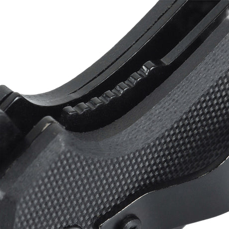 M-Tac Outdoor & Militær taittoveitsi - Type 5, lähikuva liukumattomasta G10-komposiittikahvasta.