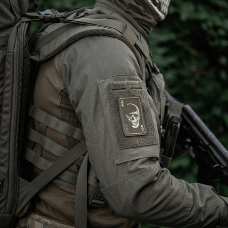 M-Tac Patch Face of War (Broderi) Cordura 500D:ssä, kallo ja ace of spades -kuvio, kiinnitetty Velcrolla taktiseen takkiin.